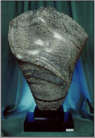 The work I/7 is a small sculpture from serpentine with a pedestal from marble.