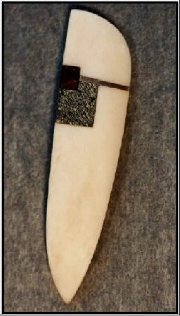 The work IX/2 is a brooch from ivory with inlaid work from serpentine, silver and wood.