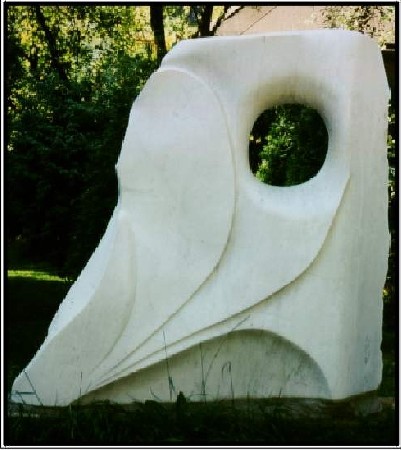 The work VII/3 is a big sculpture from marble over 2 m high. In the middle of the stone there is a hole.